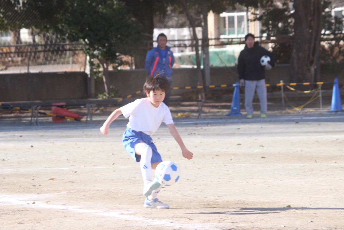 ClubKitano's tweet photo. 1/11  3年 ホームTM  

荒幡南1-0,0-0,0-1（ﾂﾊﾞｻ）

風が強すぎて、プレーするのも大変なTMでしたね💦
ﾅｷﾞが、新たに入団し、早速TMに参加!!
ﾅｷﾞをフォローしてあげようとするプレーも多数見られ👍
仲間をしっかり見てからのパスも増えており、選手たちの成長を感じます✨ https://t.co/WuxYfY9BQ4