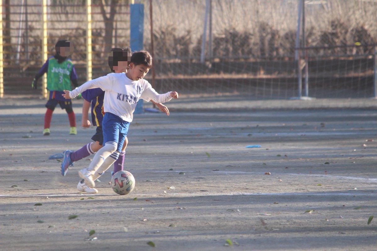 ClubKitano's tweet photo. 1/11  3年 ホームTM  

荒幡南1-0,0-0,0-1（ﾂﾊﾞｻ）

風が強すぎて、プレーするのも大変なTMでしたね💦
ﾅｷﾞが、新たに入団し、早速TMに参加!!
ﾅｷﾞをフォローしてあげようとするプレーも多数見られ👍
仲間をしっかり見てからのパスも増えており、選手たちの成長を感じます✨ https://t.co/WuxYfY9BQ4