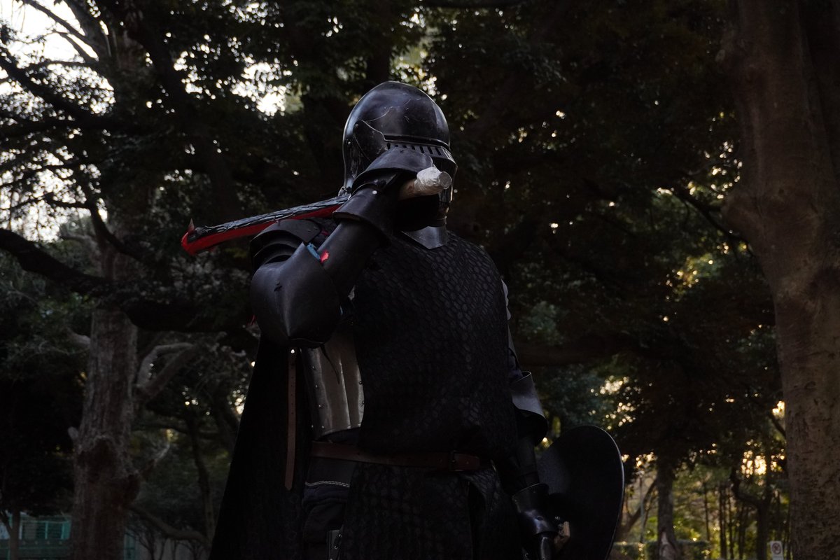 MSfjam's tweet image. 今日の甲冑ベストショッツ（当方撮影ぶん）

1. 光の戦士 VS 闇の戦士
2. 覚醒する光の戦士
3. 交戦
4. 勝ち誇る闇の戦士

このような光景は暗黒学園（主催：@Baketu_head ）で日常的にお目にかかることが出来ます。特に冬場は皆色々着込むのでオススメ！