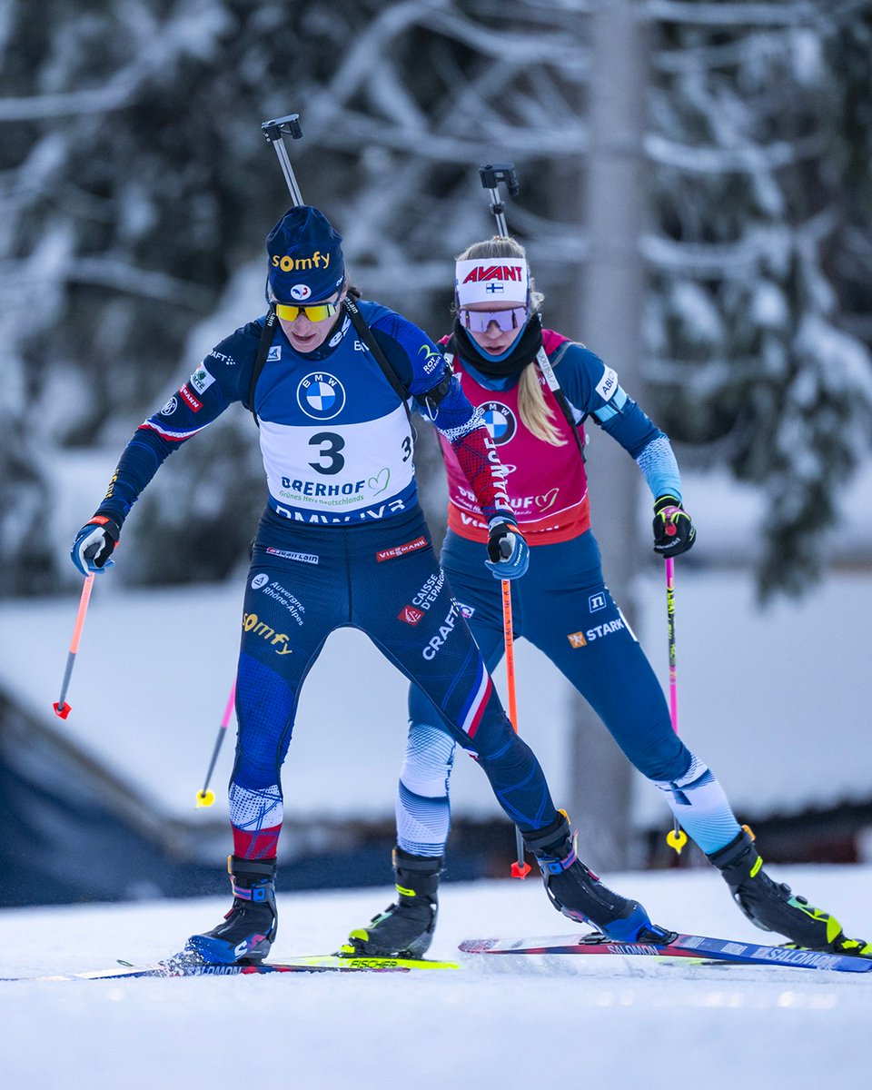 FedFranceSki's tweet image. 🔥🇫🇷 Les Bleues solides à Oberhof !

🍫 À l’issue d’une poursuite intense, Julia Simon échoue au pied du podium mais s’offre une 4e place. Juste derrière, Justine Braisaz-Bouchet confirme avec un temps de ski énorme et une 6e place à la clé 💪

Lou Jeanmonnot termine dans le top…