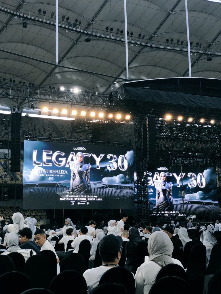 ImaanCg's tweet photo. #Legacy30SitiNurhaliza 
paling favs duet segmen, dapat dengar LIVE version Muara Hati, Bagaikan Sakti dan Seluruh Cinta. And also showmanship masa Kesuma terbaik,puas hati. 🥰
And jugak paling best bila bersesak dengan zoners time nak balik tu. 😅
Thank you Siti Nurhaliza ❤️ https://t.co/qHHJSNbkeY