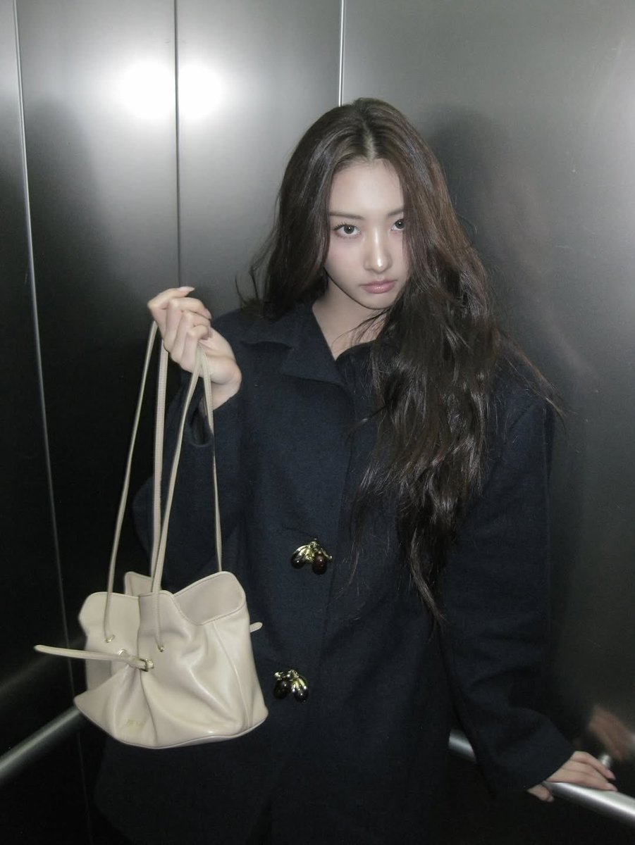 gawonsworld's tweet image. she’s so it girl material