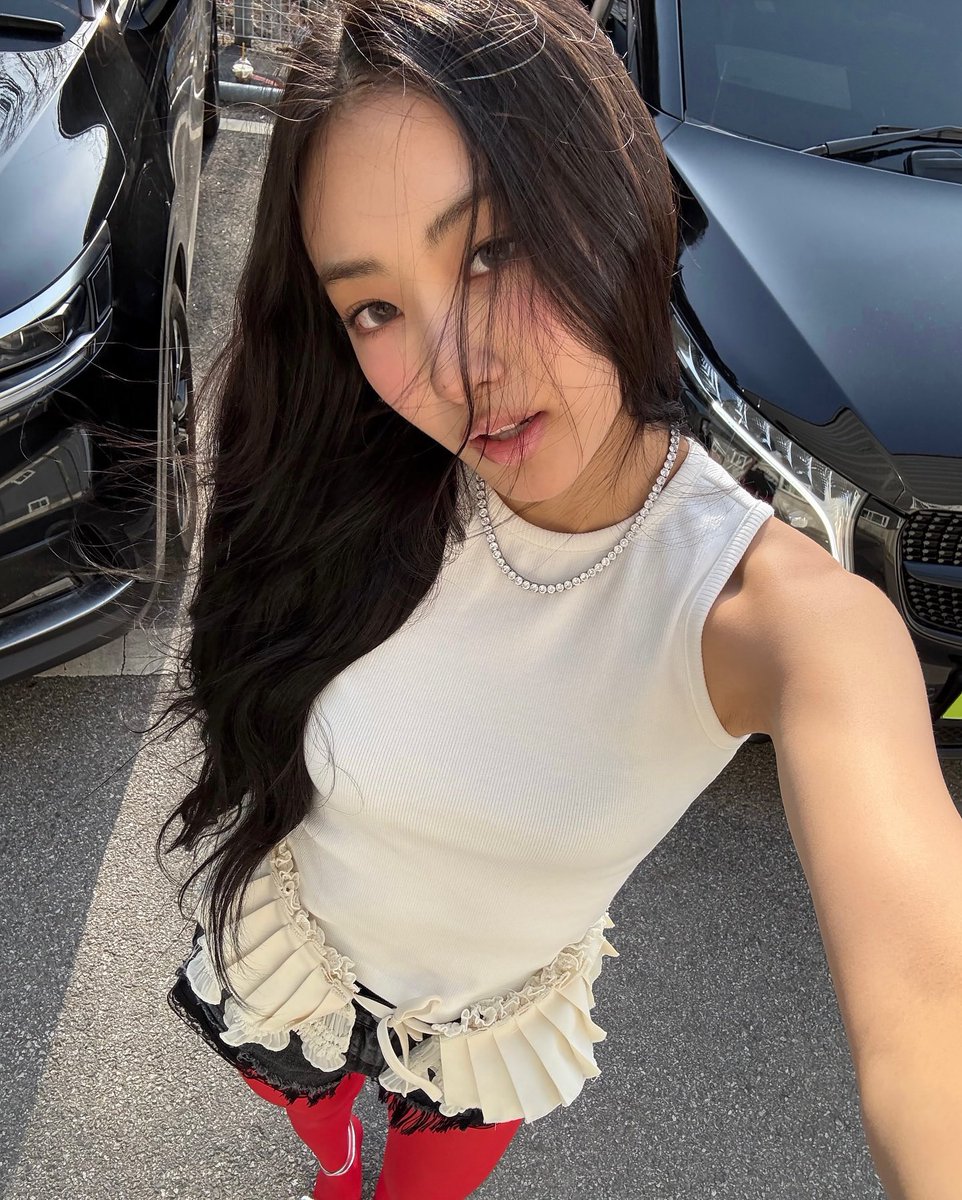 gawonsworld's tweet image. she’s so it girl material