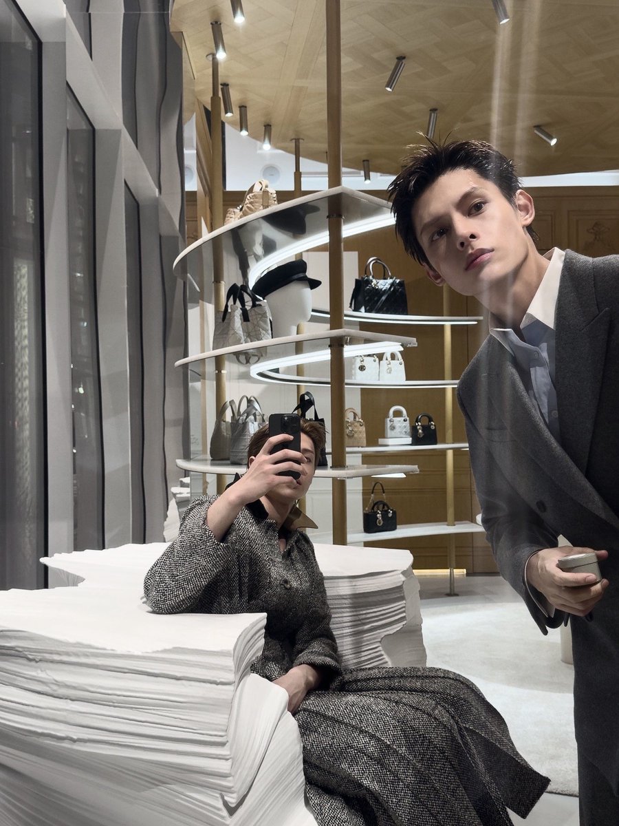 eudwards's tweet image. clean posture, elegance with an edge.