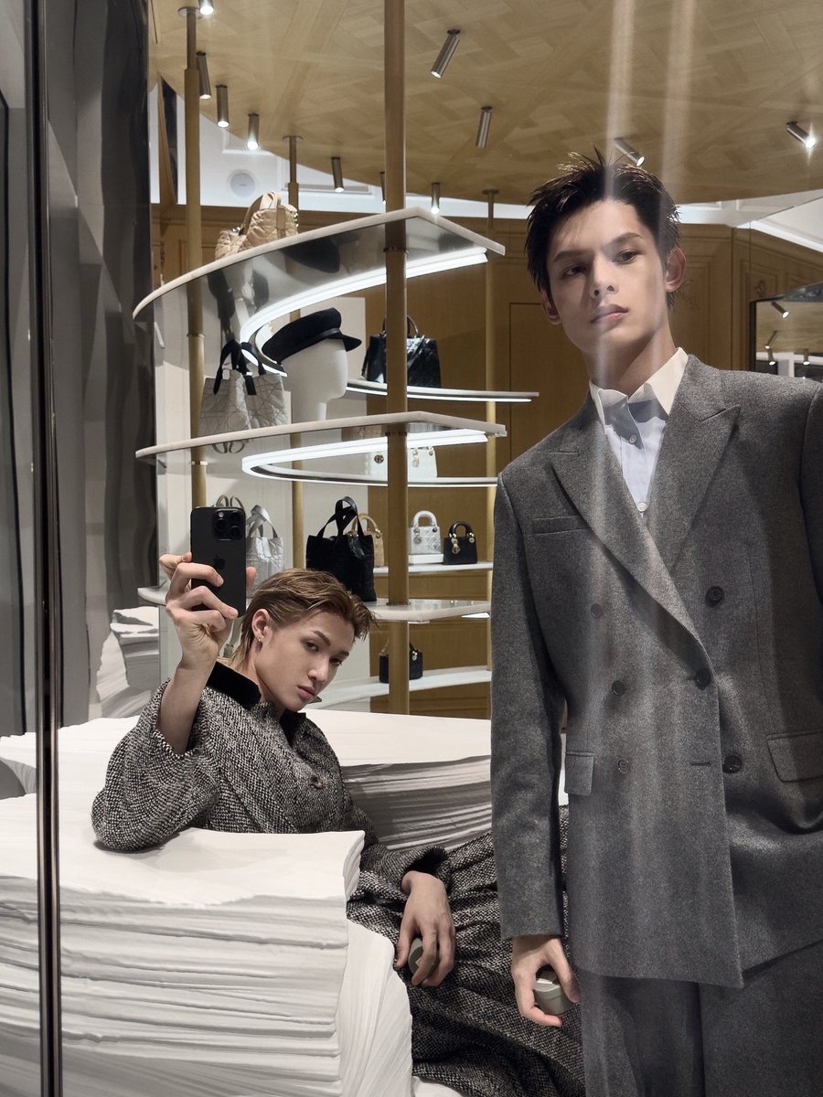 eudwards's tweet image. clean posture, elegance with an edge.