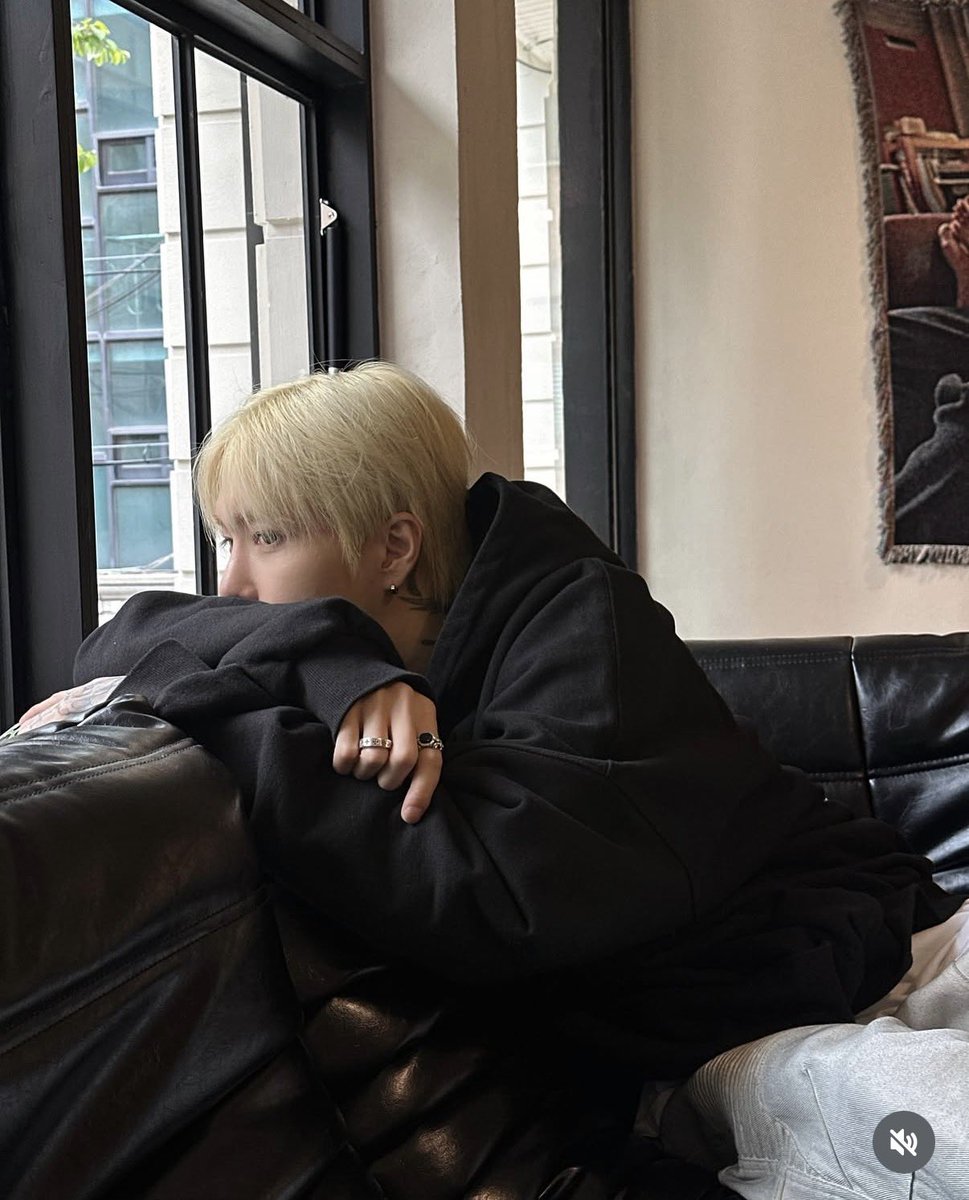 eith_less's tweet image. Eu pareço assim quietinho, mas na minha mente está tocando Gorillaz no volume mais alto. 

🎧