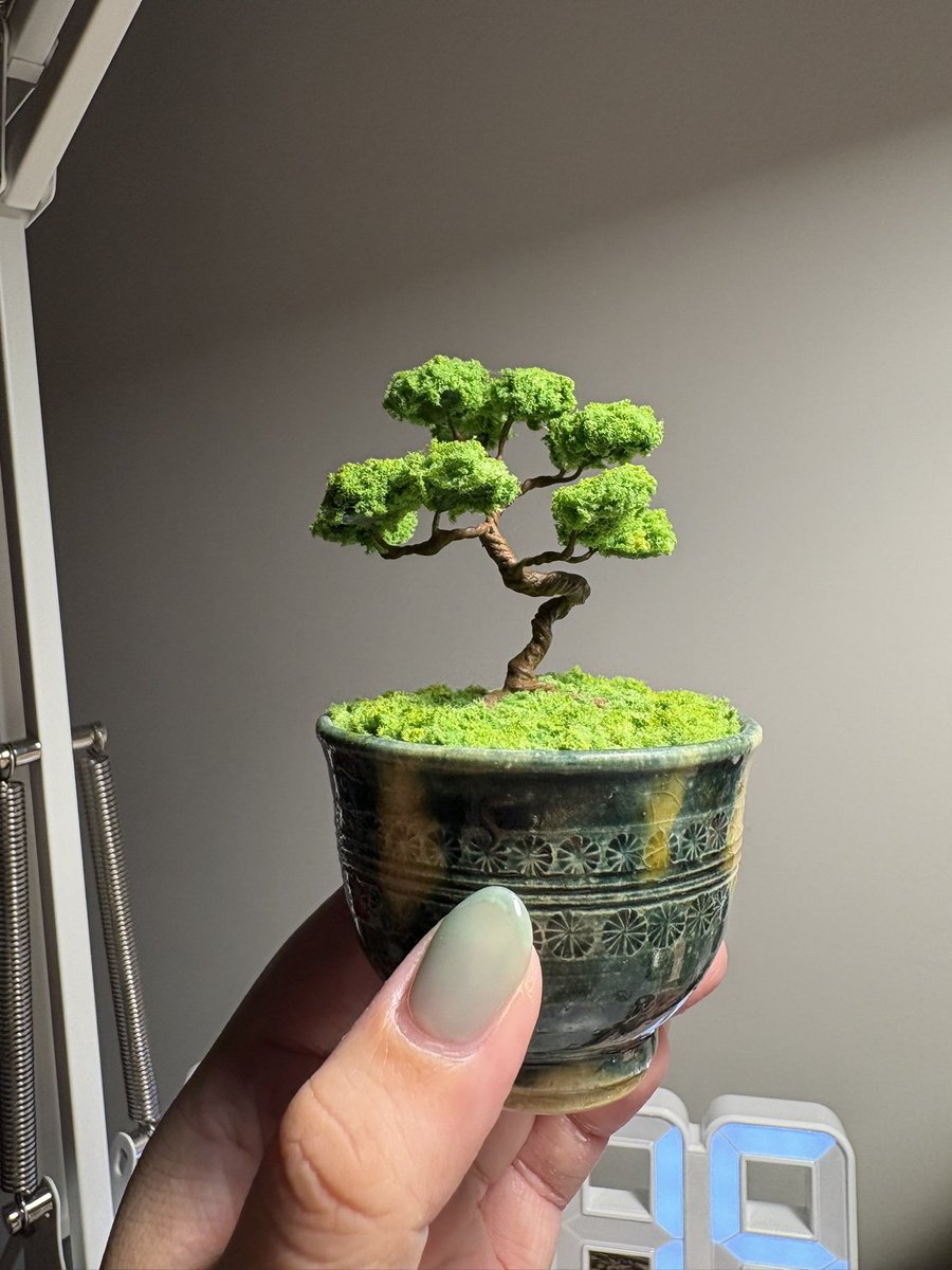 Kanyakim_studio's tweet image. วันนี้ไปเจอร้านต้นไม้ประดิษฐ์แถวบ้าน คือน่ารักมากๆๆๆๆๆ ตอนแรกนึกว่าต้นไม้จริง แล้วงานคุณเขาละเอียดจึ้งงงง!! เชื่อหรือไม่ก็ตามกระถางนี้ 199 บาท!! อมกกก รีบซื้ออย่างไว น้องมาประดับโต๊ะเข้ามู้ดสุดๆ ฮืออ😭💗🫶🏻