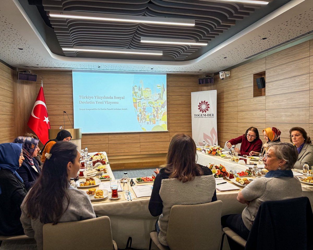 togemder's tweet image. Bugün lezzetli bir sohbet gerçekleştirdik. 

Derneğimizi ziyaret eden ünlü şef Ebru Baybara Demir, Yönetim Kurulumuza sosyal kooperatifler üzerinden istihdamı merkeze alan projesinin sunumunu yaptı. Kendisiyle işbirliği imkanlarını görüştük.