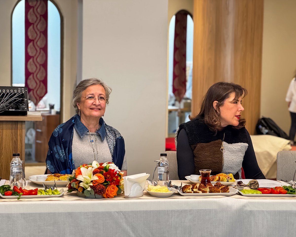 togemder's tweet image. Bugün lezzetli bir sohbet gerçekleştirdik. 

Derneğimizi ziyaret eden ünlü şef Ebru Baybara Demir, Yönetim Kurulumuza sosyal kooperatifler üzerinden istihdamı merkeze alan projesinin sunumunu yaptı. Kendisiyle işbirliği imkanlarını görüştük.