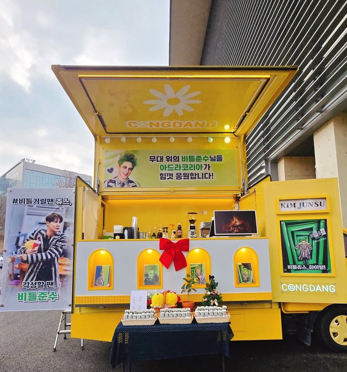 trainsequence's tweet image. 비틀쥰스 음료픽 - 아이스 초코라떼 / 아이스 카페라떼 였다고ㅋㅋ 초코 사랑하셔..💚👻🤎