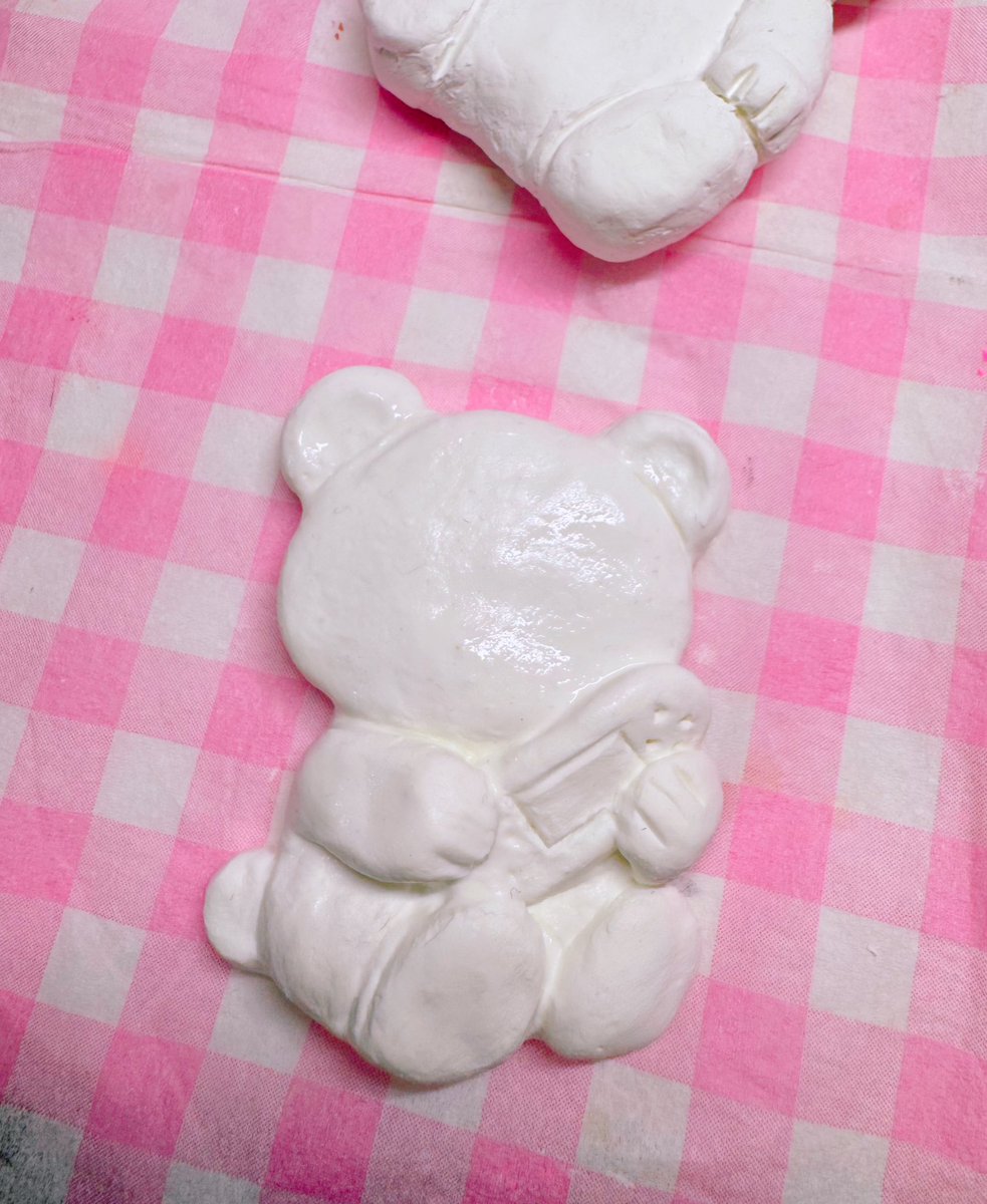 テディとグミくまちゃんのトレードマークの絆創膏🩹を持たせてみた