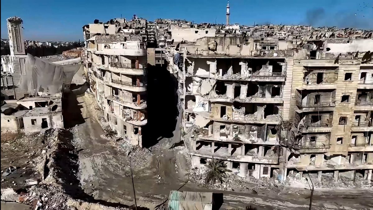 Ces photos n’ont pas été prises à Gaza, mais dans le quartier kurde d’Alep, assiégé et bombardé depuis plusieurs jours par des miliciens jihadistes du nouveau régime syrien. Mais bon, tout le monde s’en fout… Un génocide est en cours contre la population kurde restée sur place.