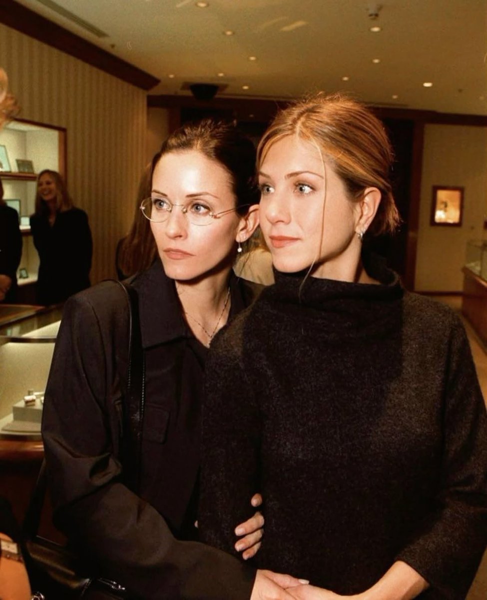 cinevow's tweet image. Courteney Cox and Jennifer Aniston, 90's