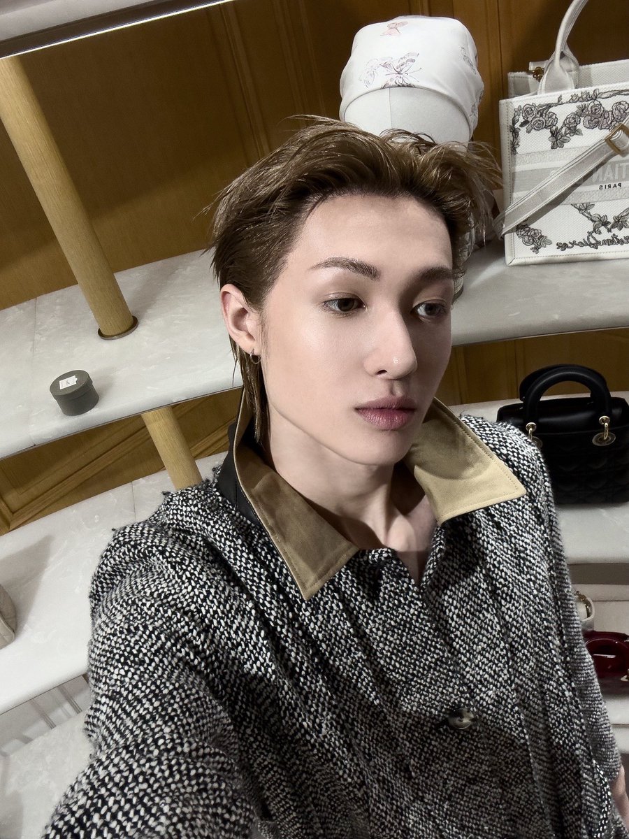 eudwards's tweet image. we linger where refinement collects, letting leather and silence finish the sentence.