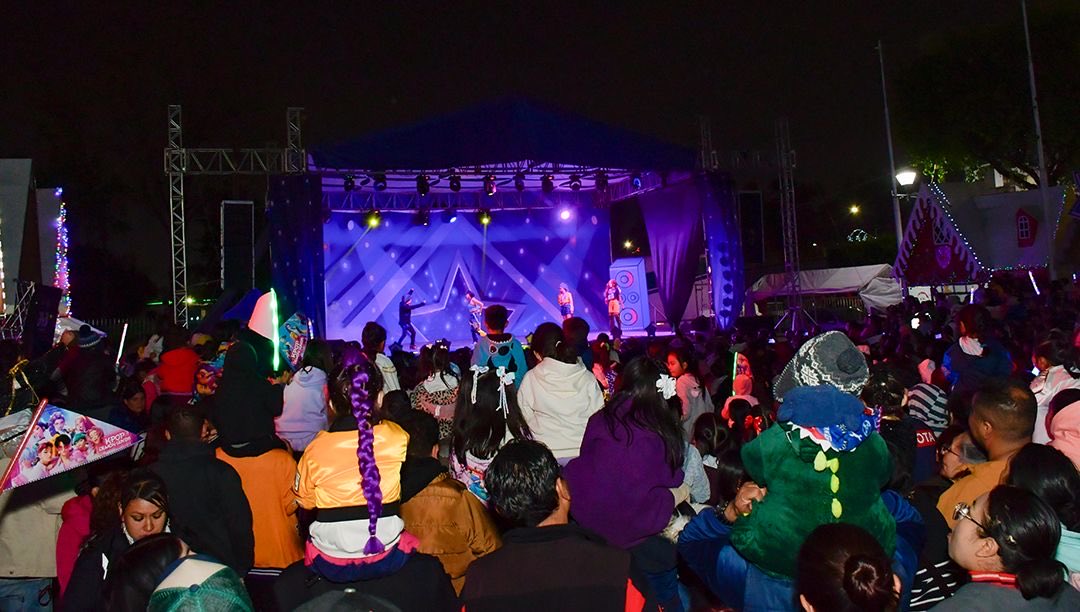 Pedro_RVillegas's tweet photo. Miles de familias atizapenses se reunieron en la explanada municipal para compartir sonrisas y momentos que quedarán en su memoria. Gracias a todos por acompañarnos y hacer suyos estos espacios; su alegría nos impulsa a seguir trabajando para continuar fortaleciendo a #Atizapán. https://t.co/6UMYWoOqSB