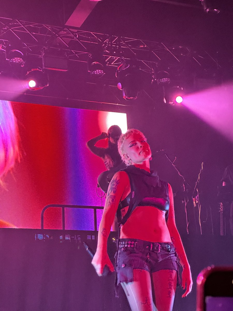 lyingt0myself's tweet photo. they were so smiley and mushy last night, literally the cutest person ever 😭🫶🏼 https://t.co/nFDTGwRoJg