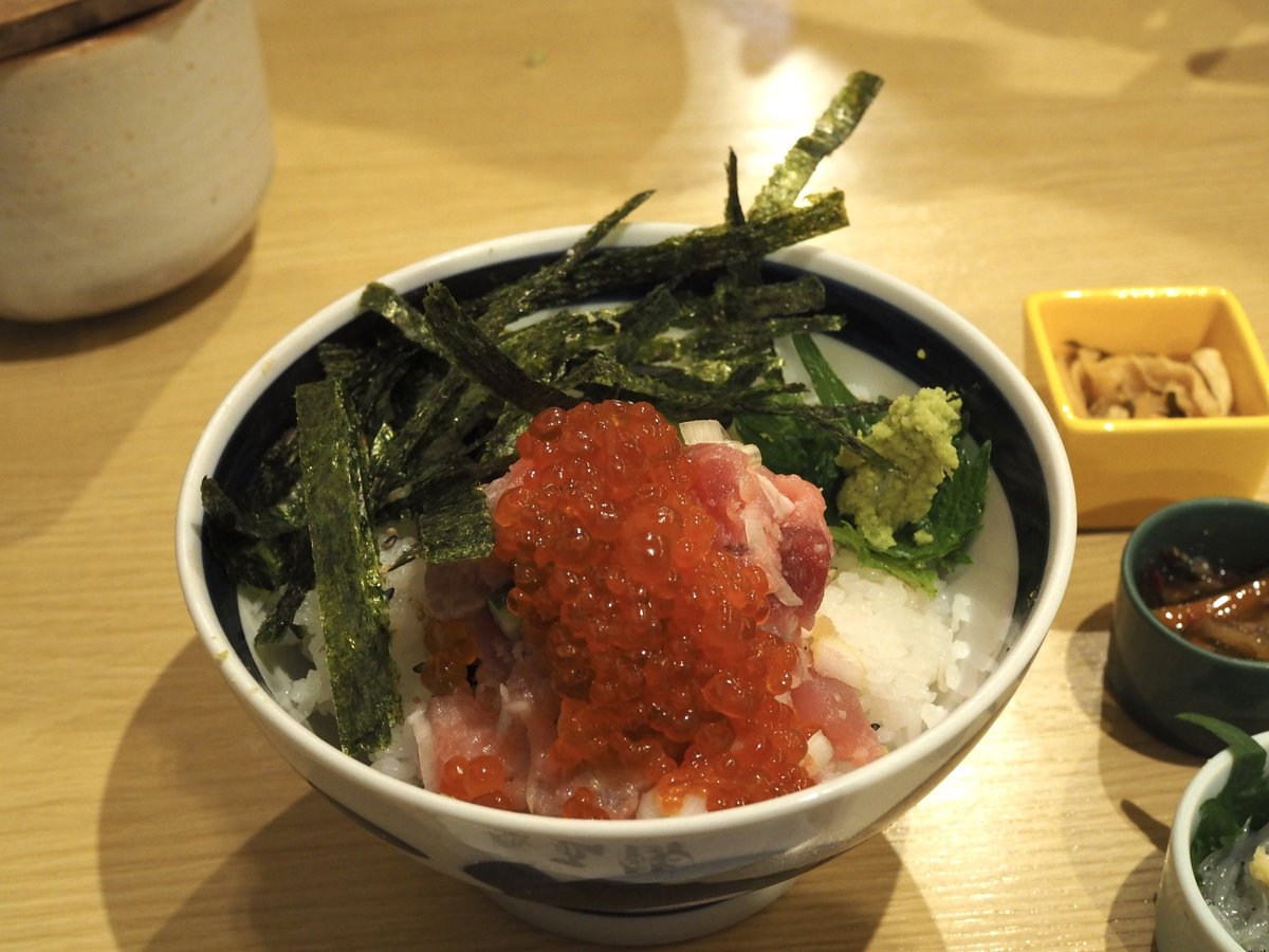 sinodooo's tweet image. 遠出してお散歩(？)
お富士の見えるあたりでマジうま海鮮丼たのしみました！わさびも出汁茶漬けも最高。風つよすぎな、いい日。