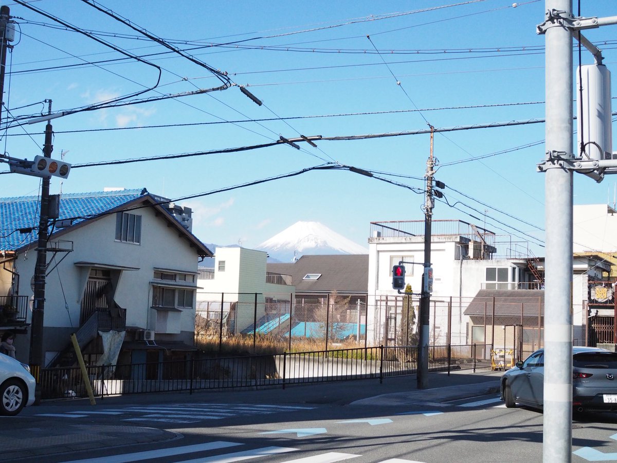 sinodooo's tweet image. 遠出してお散歩(？)
お富士の見えるあたりでマジうま海鮮丼たのしみました！わさびも出汁茶漬けも最高。風つよすぎな、いい日。