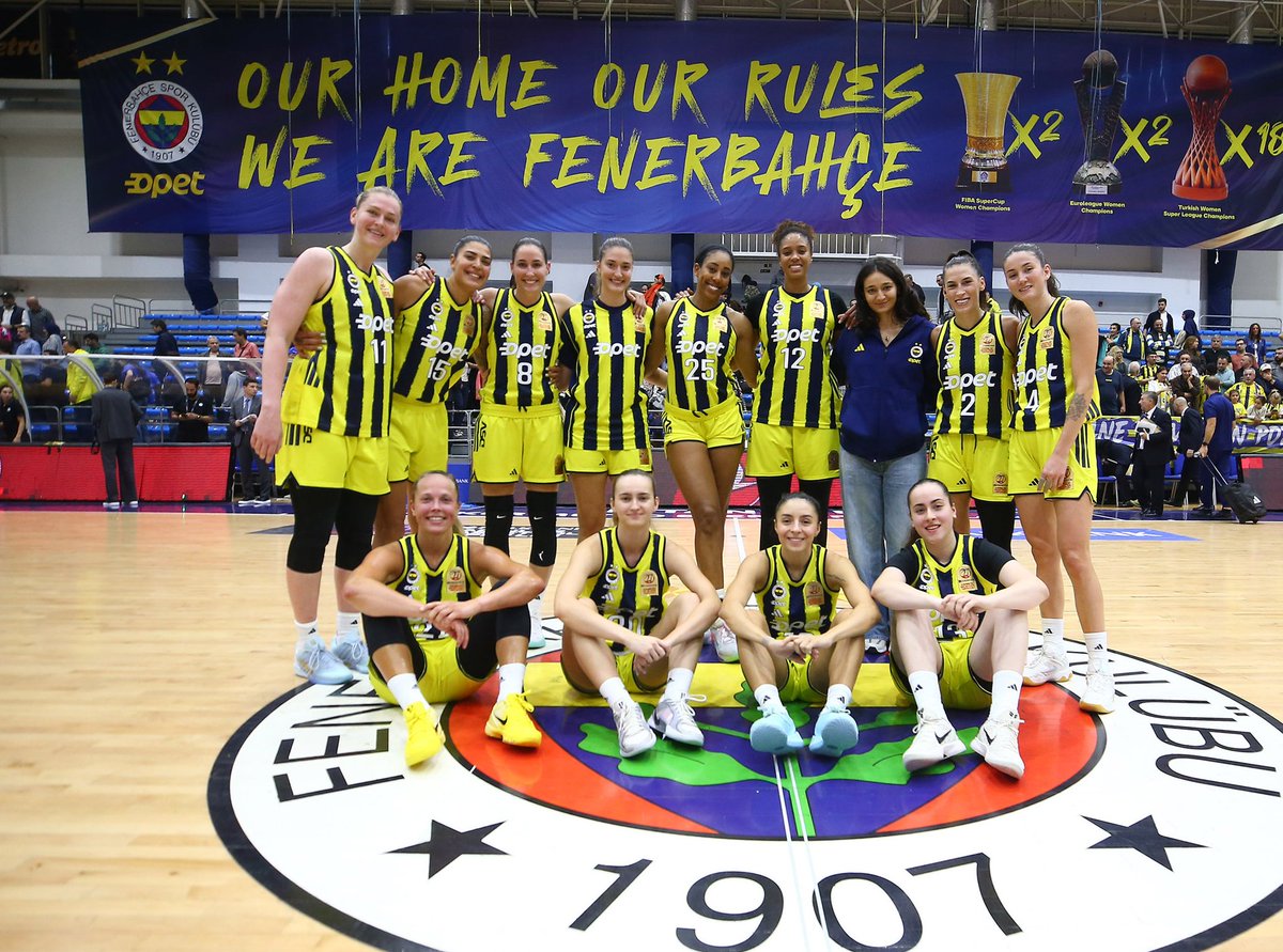 #SONDAKİKA | FENERBAHÇE OPET, TÜRKİYE KUPASI ŞAMPİYONU! 

Galatasaray'ı finalde 86-66 mağlup eden Fenerbahçe, üst üste iki günde Galatasaray'ı iki kez mağlup ederek müzemize iki kupa kazandırdı. 

Potanın Kraliçeleri, bu sezon oynadıkları 25 maçın 25'ini de kazandı!

Bu sezon