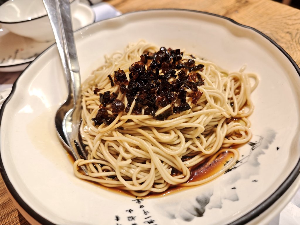 socdevida's tweet image. L'Uniko és un xinès prou autèntic, bo i bé de preu. Els fideus amb suplement casolà, el pollastre picant amb cacauets, els xiao long bao... Tot és bo. El local, que fa uns anys es veia nou, comença a necessitar manteniment.