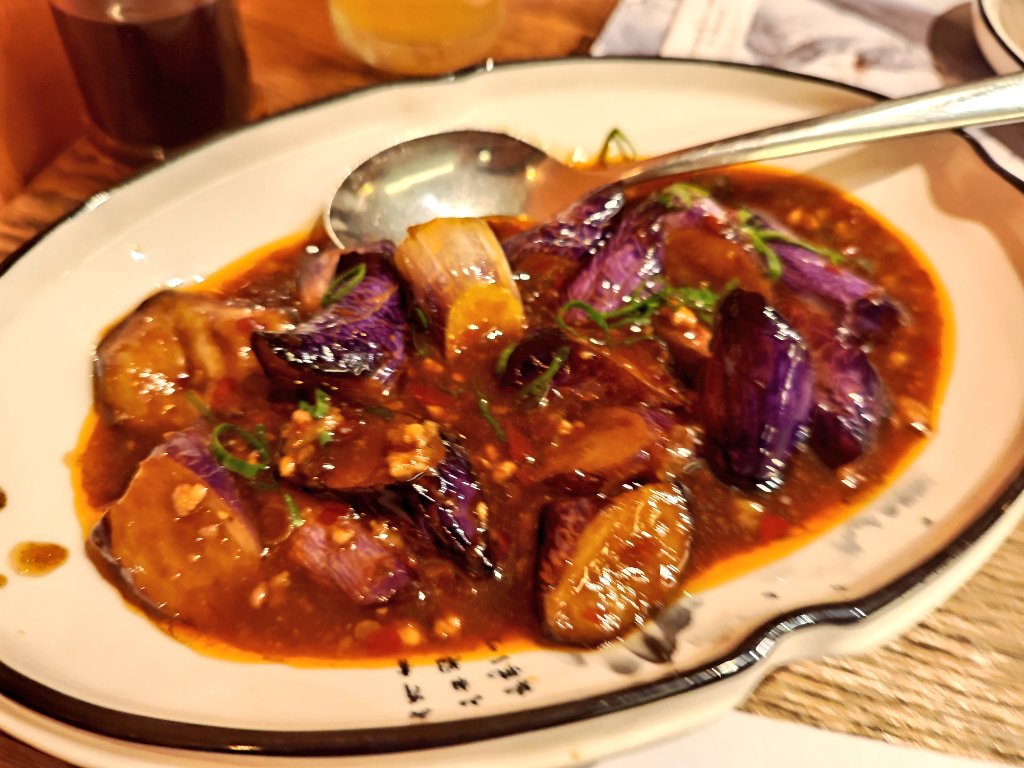 socdevida's tweet image. L'Uniko és un xinès prou autèntic, bo i bé de preu. Els fideus amb suplement casolà, el pollastre picant amb cacauets, els xiao long bao... Tot és bo. El local, que fa uns anys es veia nou, comença a necessitar manteniment.