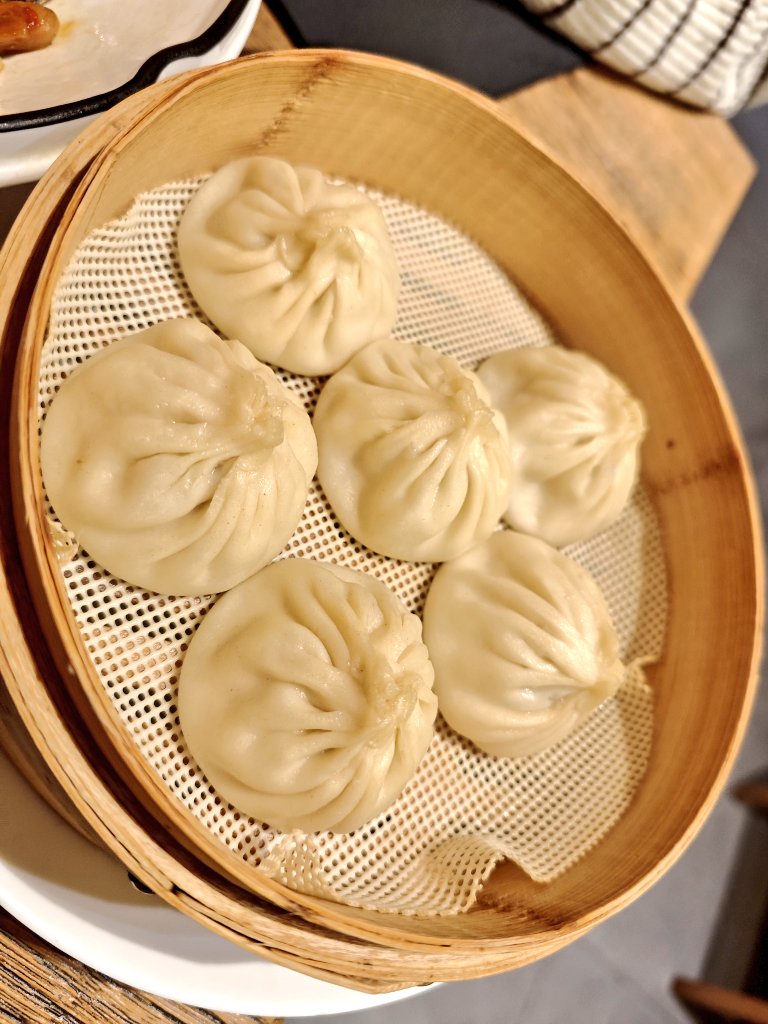 socdevida's tweet image. L'Uniko és un xinès prou autèntic, bo i bé de preu. Els fideus amb suplement casolà, el pollastre picant amb cacauets, els xiao long bao... Tot és bo. El local, que fa uns anys es veia nou, comença a necessitar manteniment.