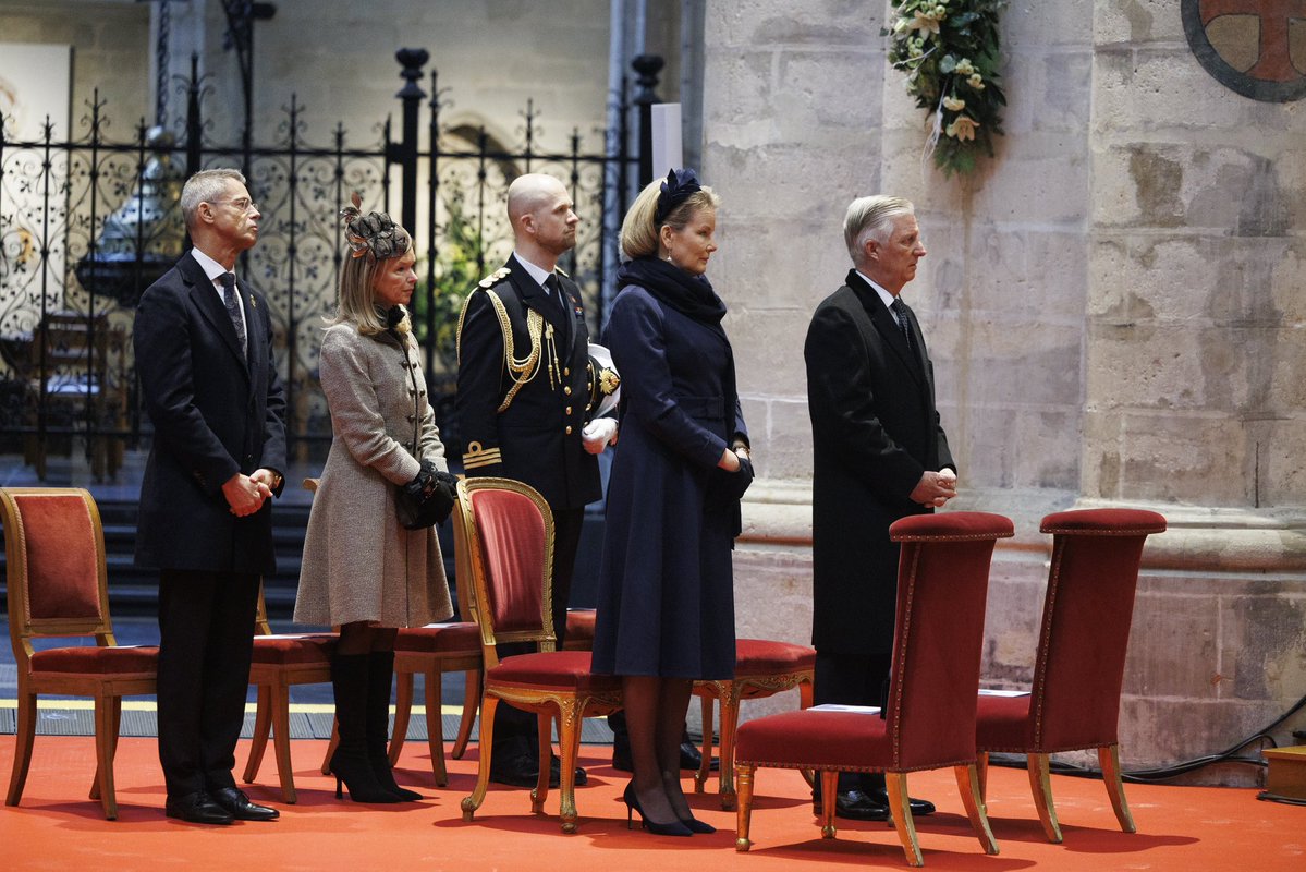 MonarchieBe's tweet image. Le Roi et la Reine assistent à la messe pontificale organisée dans le cadre des célébrations du 800e anniversaire de la pose de première pierre de la cathédrale des Saints-Michel-et-Gudule à Bruxelles. 🎂