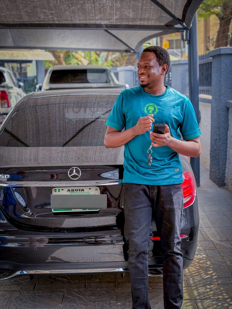 Godowoli_Jnr's tweet image. From the stands to the street. Naija all the way. 🇳🇬