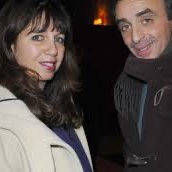 TheNews_Fr's tweet image. Amant, pas époux !
Éric Zemmour est marié depuis 1982 à Mylène Chichportich.
Sarah Knafo est sa maîtresse officielle depuis 2022.