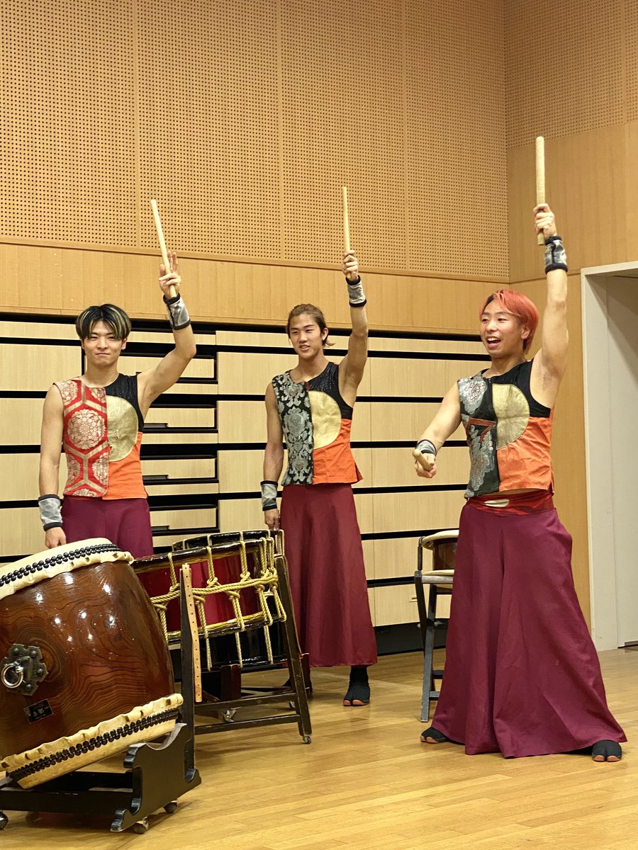 #和太鼓グループ彩 in 親子で楽しむ伝統文化フェスティバル 1/11

各回の集合写真とWS中の写真。

３枚目は、サイドから撮ってたら、みんな重ならずに写るように各々反ってくれた😂

#和太鼓彩 #彩WiNGS #彩カメラ
#齋英俊 #塩見岳大 #尾関龍河 #竹中颯汰 #大竹一休