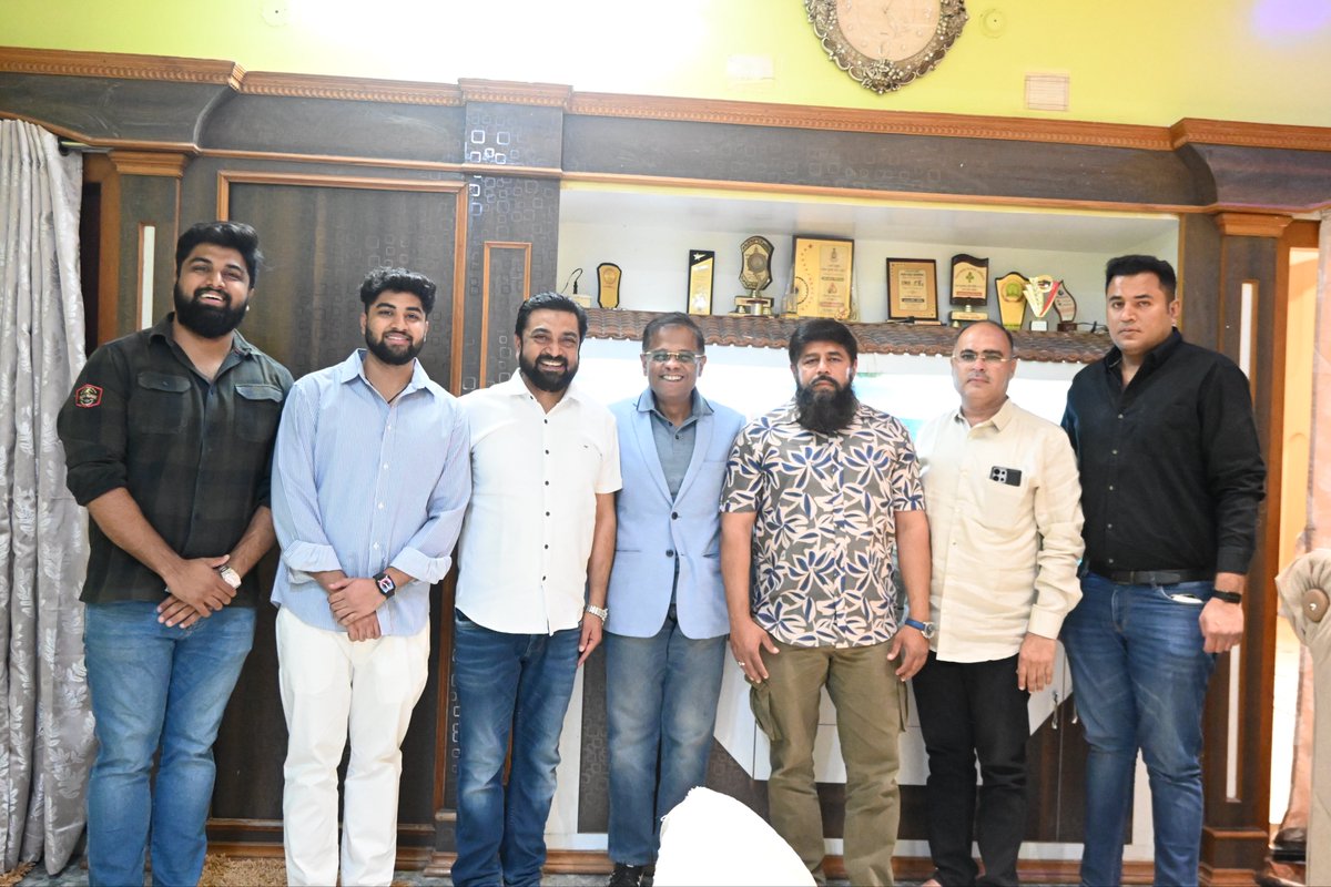 आज कांकेर प्रवास के दौरान श्री ग़फ़्फ़ार मेमन जी के निवास पर आत्मीय भेंट की तथा उनके परिवारजनों से भी मुलाकात हुई। इसी दौरान एक पुरानी याद ताज़ा हो गई जब भी मम्मी कांकेर आती थीं तो जोधपुर कचौरी ज़रूर खाती थीं। आज कांकेर पहुँचा तो वही कचौरी मम्मी के लिए भी ले ली..स्वाद के साथ