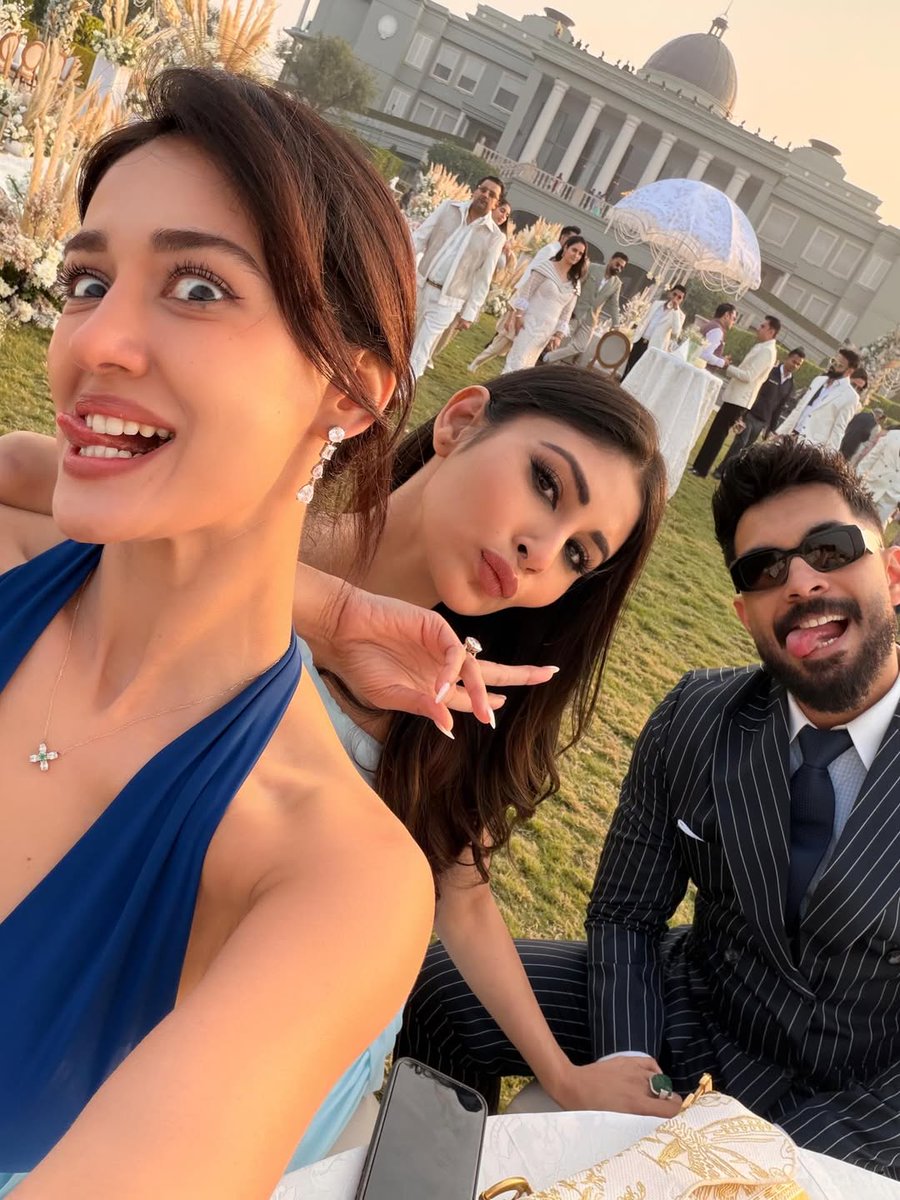 indiaforums's tweet image. Mouni Roy shares such cute pictures from Stebin Ben &amp;amp; Nupur Sanon's wedding 🤩
.
.
.
#StebinBen #NupurSanon #MouniRoy #IF #IndiaForums