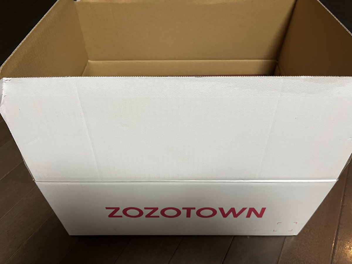 Blue_Wave_Papa's tweet photo. ZOZOでジョーダン買ったら白箱で届いた🎁

#ZOZOSALE箱CP https://t.co/v04iwF3LgQ