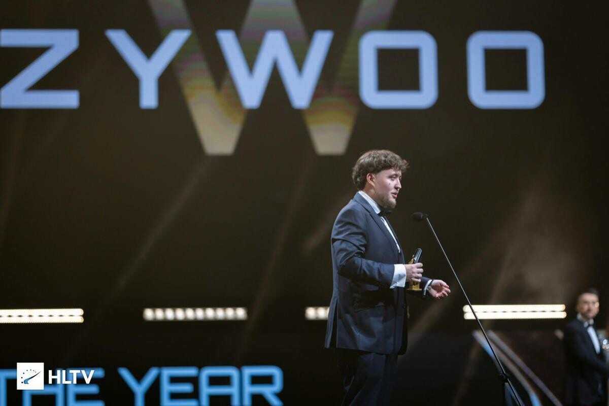 lequipe's tweet image. Auteur d'une saison exceptionnelle en 2025, le Français Mathieu « ZywOo » Herbaut a été désigné meilleur joueur du monde de Counter-Strike pour la quatrième fois, samedi soir, à l'occasion des HLTV Awards, organisés par le média référence sur le jeu. 

Son club, Vitality, a…