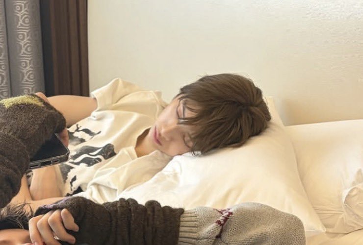 sohijapko's tweet image. his friends always catch him sleeping its so cute :&amp;lt;