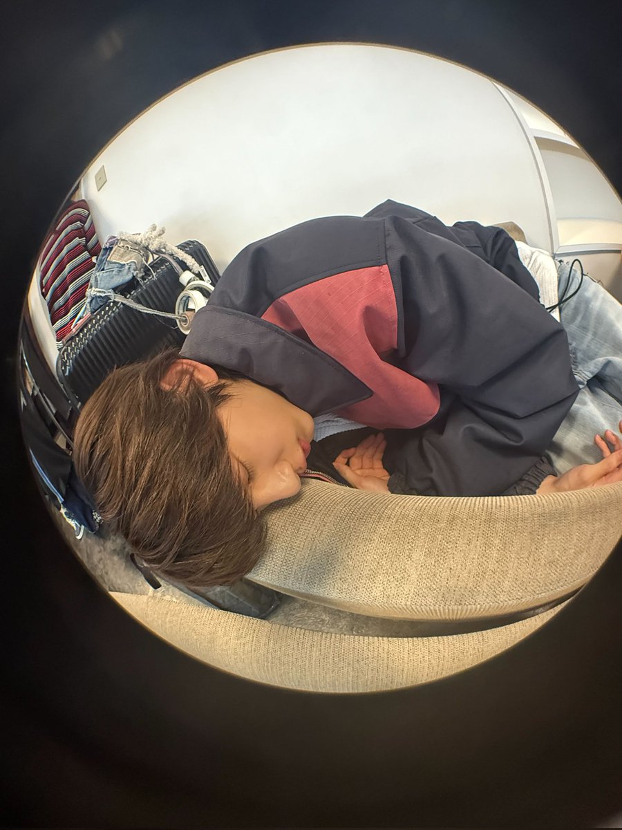 sohijapko's tweet image. his friends always catch him sleeping its so cute :&amp;lt;