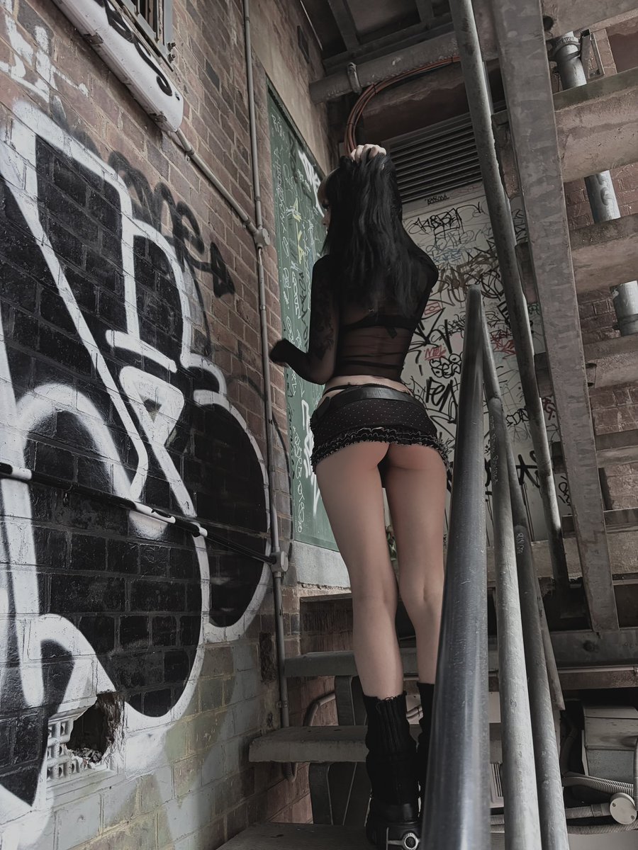 livindeadyaz's tweet photo. tell me you wouldn’t walk behind me up the stairs https://t.co/0mr0wbOvXn