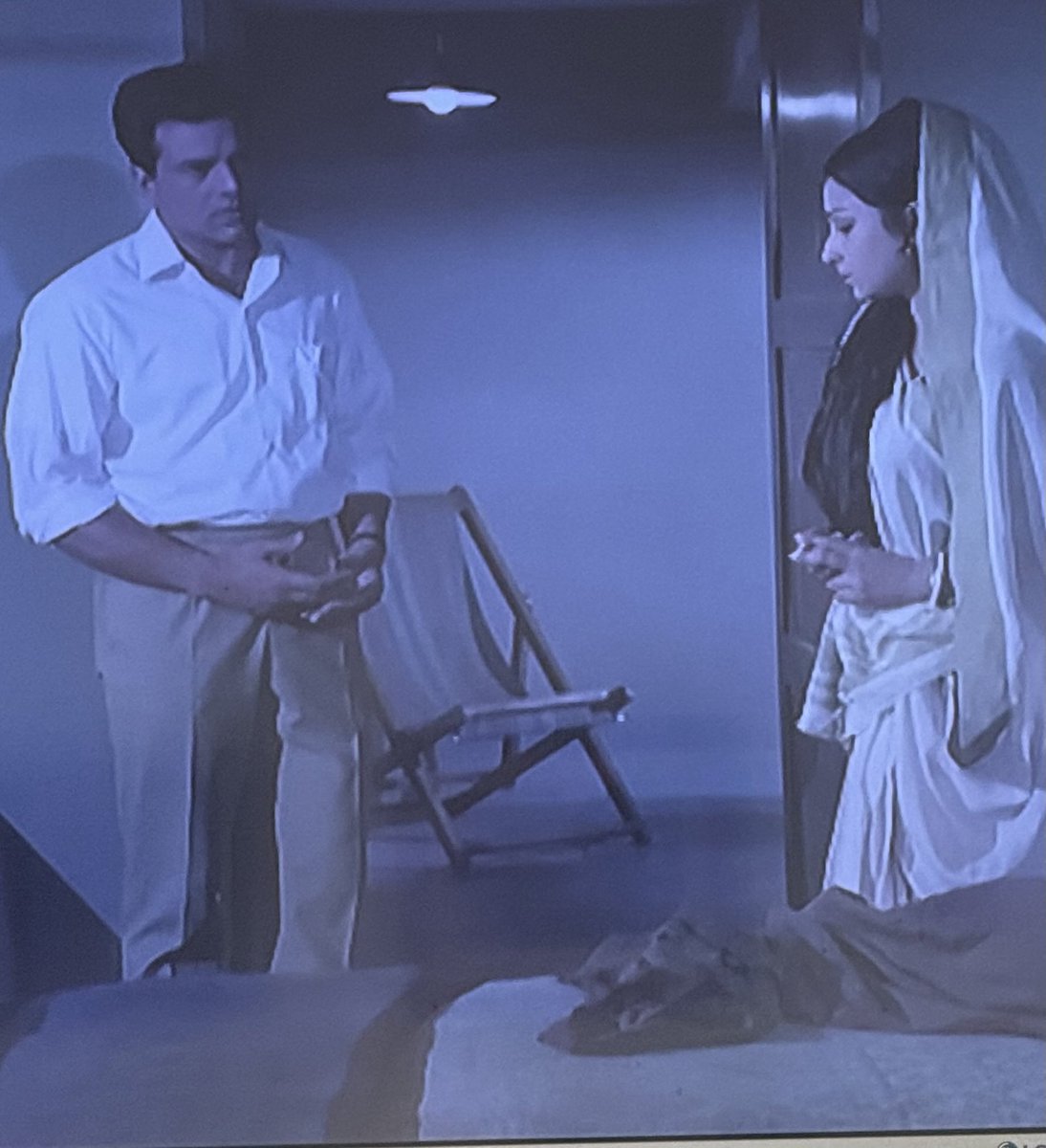 From Satyakam. 
A very poignant scene.

One of the greatest Hindi movies ever made. 

Ranks alongside 
High Noon &amp; 
To Kill A Mockingbird.

Outstanding performances by the late Dharmendra &amp; Sharmila Tagore