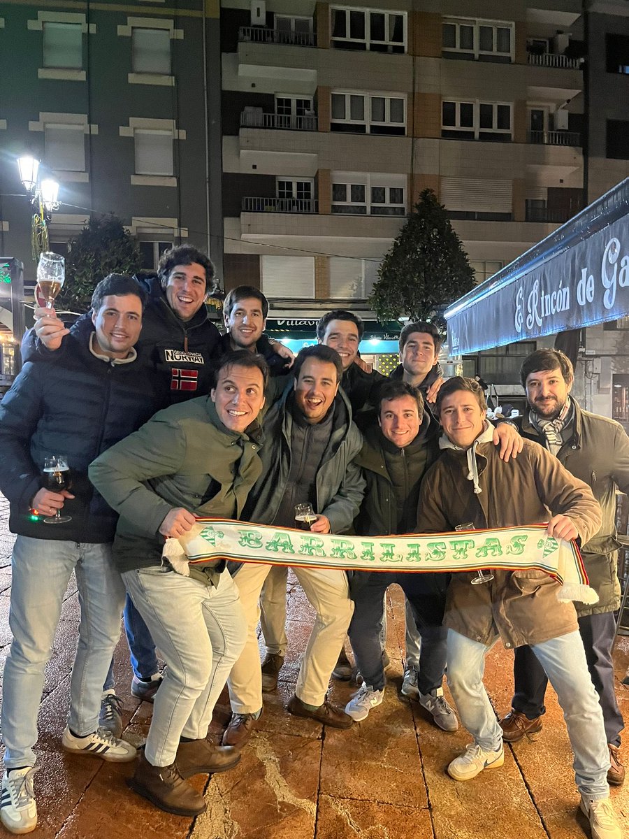 Jornada 19. Real Oviedo - Real Betis Balompié 

Desplazamiento masivo de la fiel infantería verdiblanca a tierras ovetenses. 

Los barrilistas, como siempre, no dejaron solo al equipo en su regreso al feudo carbayón. Sin embargo, volvemos de la tierra que vio nacer a Don Pelayo