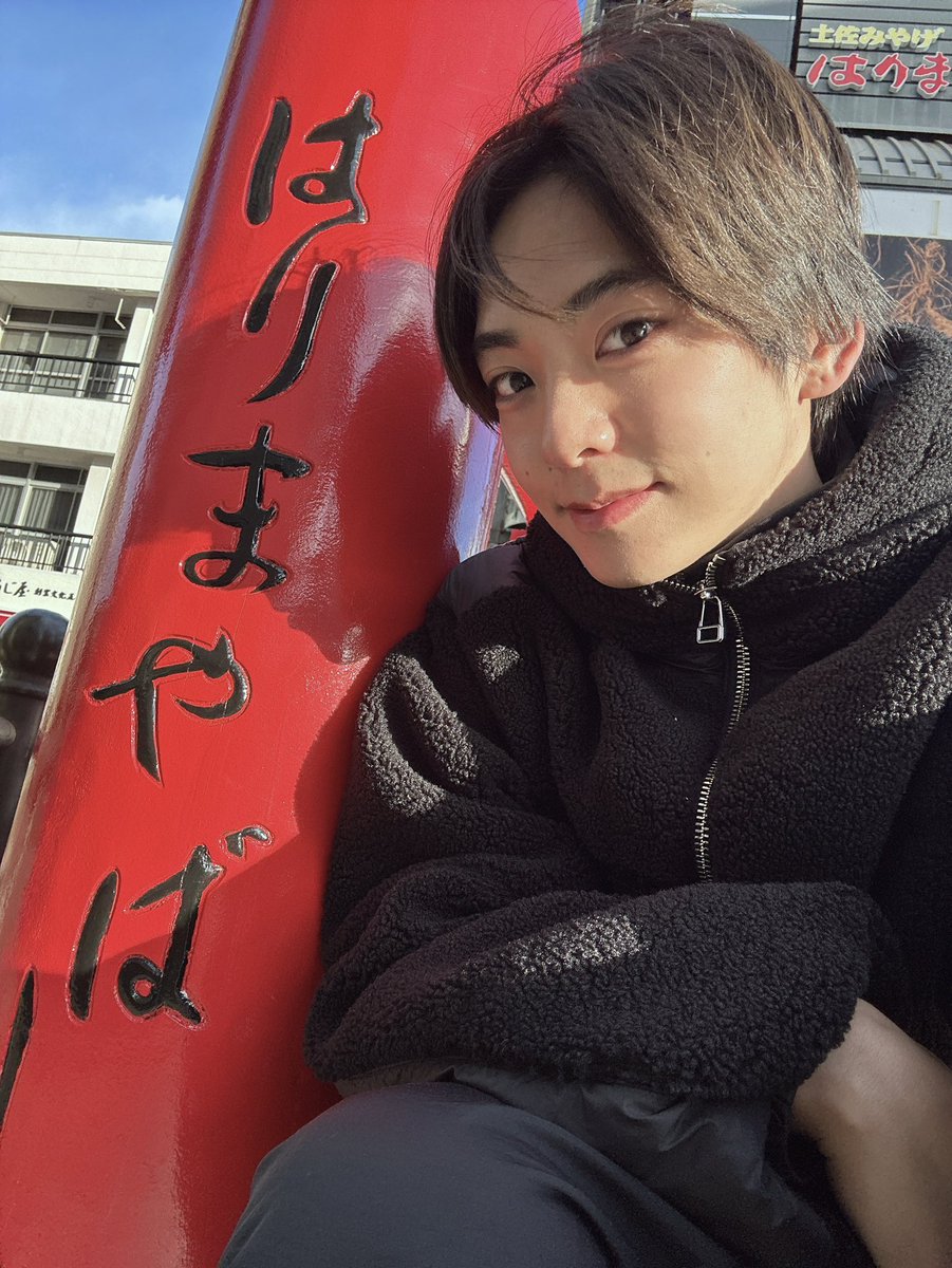 ryoga_ishikawa's tweet photo. 舞台「忠臣蔵」
高知公演千秋楽🧂

ご来場頂き誠にありがとうございました

二日ほどの滞在でしたが、帰京した今、とてつもなく長い旅から帰ってきたような達成感に包まれています

高知での公演は"LIVE"感がすごくありました
お客様と我々とで一緒に創り上げていく空間、これまたここでしか味わえないような気がしてな��ませんでした

大切な気づきや学びが今回の高知でも沢山あり、そのどれも誰にも奪われない自分だけの宝です

この地で受け取ったもの、また更に次へ紡いで参ります！

呼ばれたので、行きました🍙