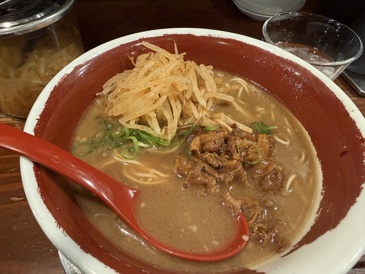 夕食は滝のやき餅（胡麻）を摘んでから麺王の徳島ラーメンを。
豚骨スープだけどしつこ過ぎず、麺もツルッといけちゃうから替え玉に期間限定の柚子胡椒麺を頼んじゃった。
美味しゅうございました。
#槇藤万博旅アフター
#徳島への招待状