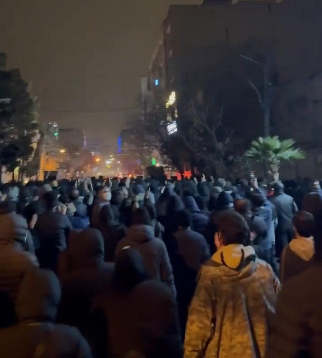 Jag har precis talat med en person som i går tog sig från Iran till Turkiet. Han berättar att miljontals människor är ute på gatorna, och det råder en bred enighet i Iran om att regimen närmar sig sitt fall. Modet och hoppet bland folket är exceptionellt. Samtidigt har regimen