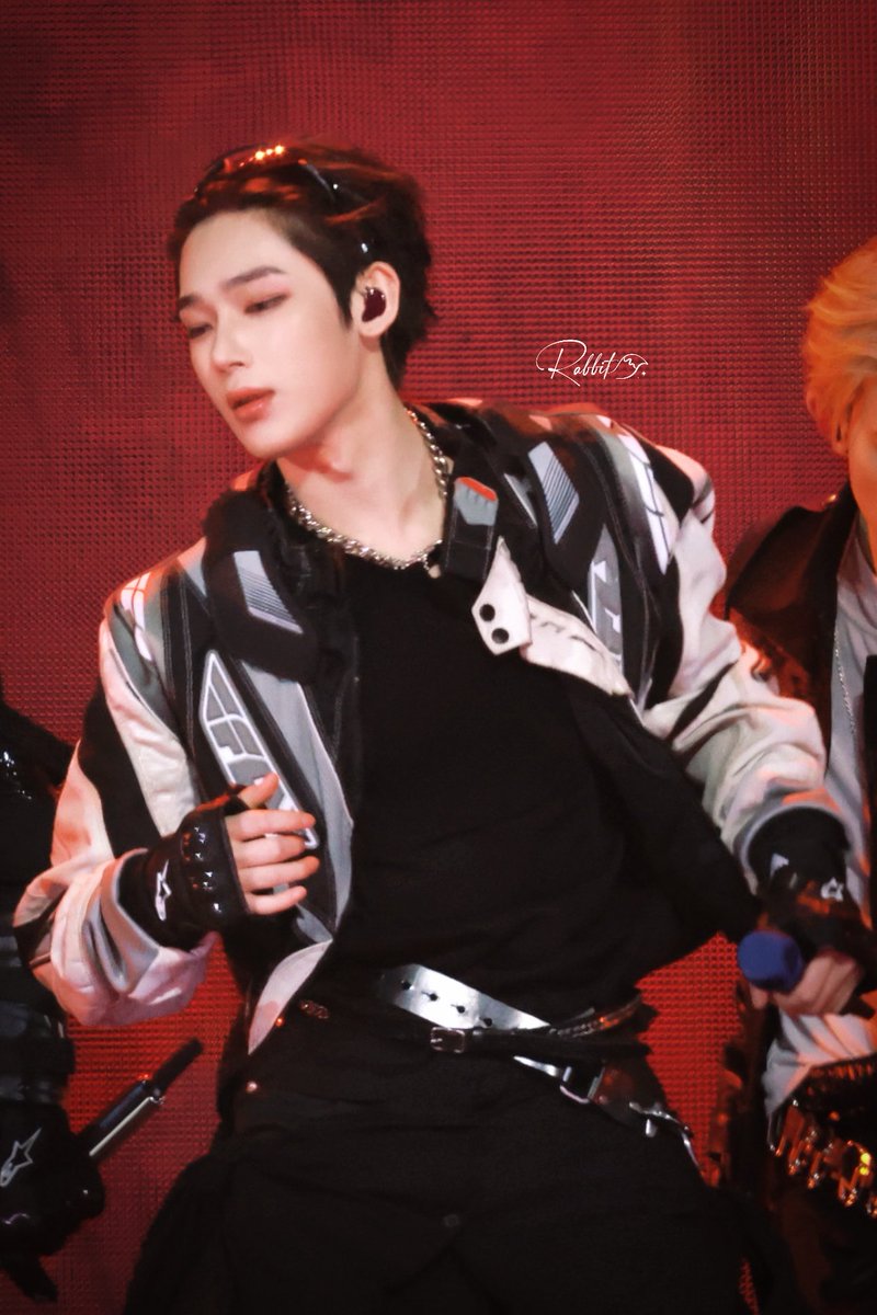 "23 Curse" ว่ากันว่าไอดอลอายุ 23 มักจะมีเสน่ห์มากขึ้นและเปลี่ยนลุคให้เซ็กซี่ขึ้น เพราะงั้นใครที่ยังลังเลว่าจะเข้าลัทธิพี่โซ่ดีไหม มาเถอะ เป็นวันนี้ ฟินวันนี้ ไม่ต้องแอบฟินอีกต่อไป