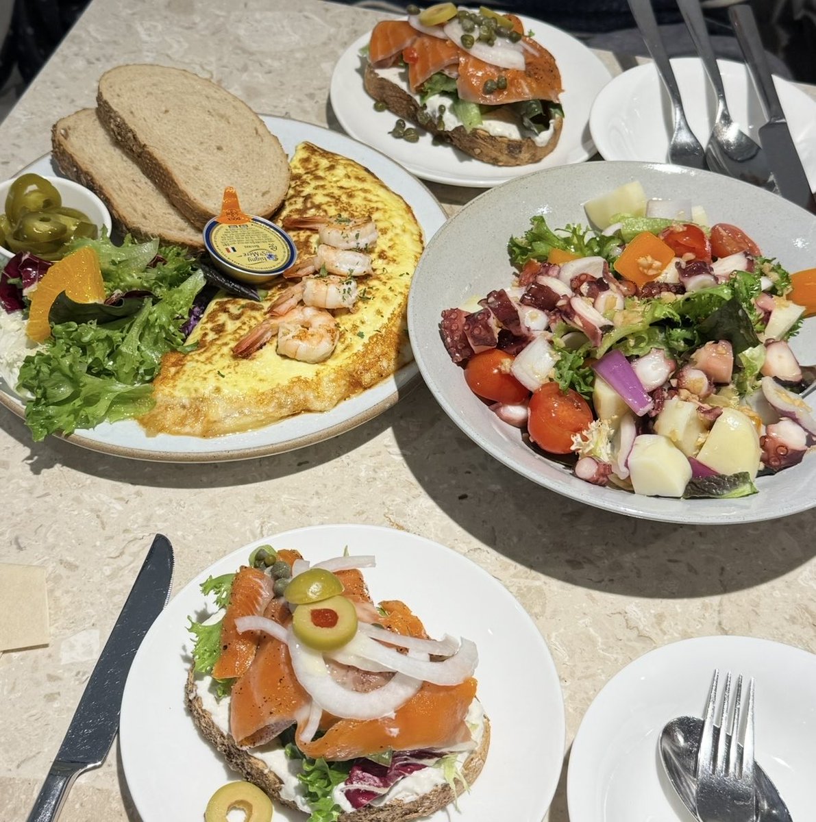 yayamlp's tweet image. 여자 둘이 모이면?
메뉴 3개 시킨다