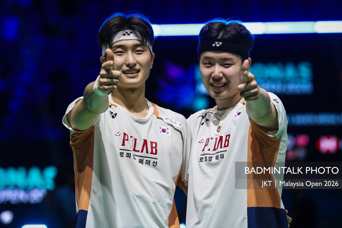 BadmintonTalk's tweet photo. Podium of #MalaysiaOpen2026 - Men’s Doubles

🥇Kim Won Ho/Seo Seung Jae (KOR)
🥈Aaron Chia/Soh Wooi Yik (MAS)

Congratulations to both pairs!

#PMO2026 #BadmintalkPhoto https://t.co/XuezrFNBZj