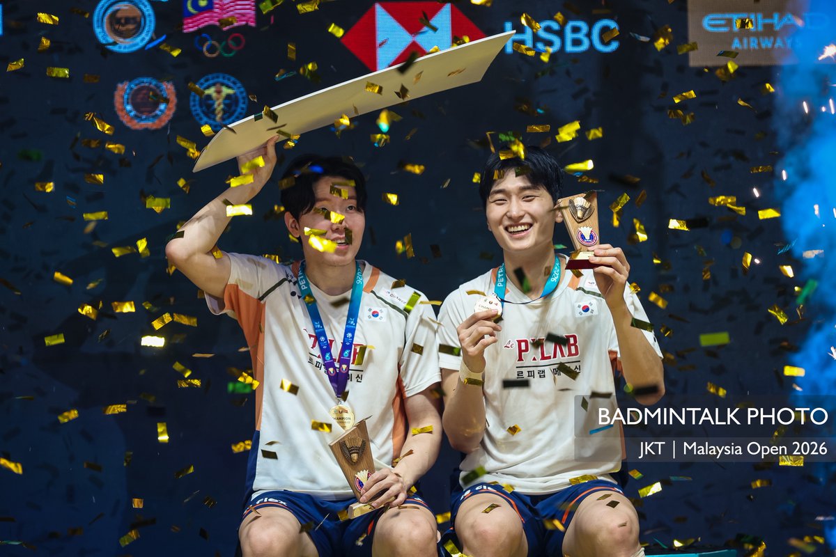 BadmintonTalk's tweet photo. Podium of #MalaysiaOpen2026 - Men’s Doubles

🥇Kim Won Ho/Seo Seung Jae (KOR)
🥈Aaron Chia/Soh Wooi Yik (MAS)

Congratulations to both pairs!

#PMO2026 #BadmintalkPhoto https://t.co/XuezrFNBZj