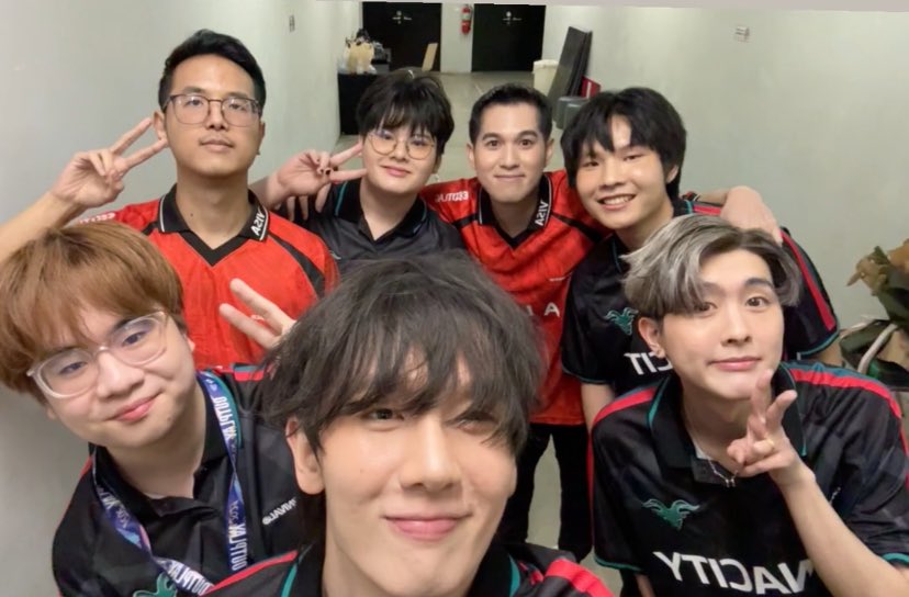 cankeepitdeep's tweet image. Just how fast the night changes 
Even when the night changes, it will never change us 🤍