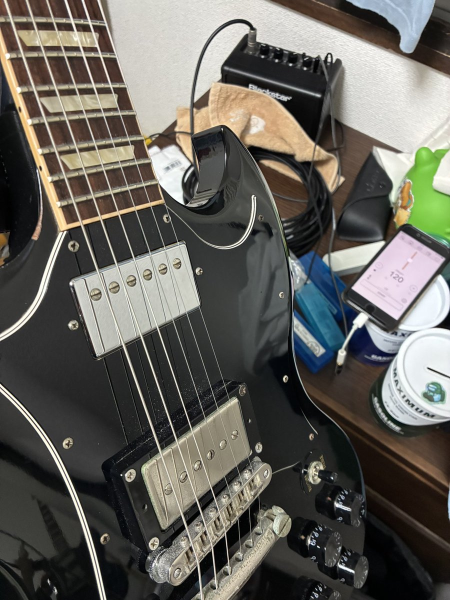 y_endo13's tweet photo. ライブはないけど練習はする

もはやボケ防止

耳コピ出来たり、上手かったりしたらサポートとかやりたいけどなぁ、こゆびの曲とデブto金髪でやってた程度の難易度の弾き語り伴奏しか出来ないからなぁ

今は終わって酒飲んでおります https://t.co/ESWJ7jeHFy