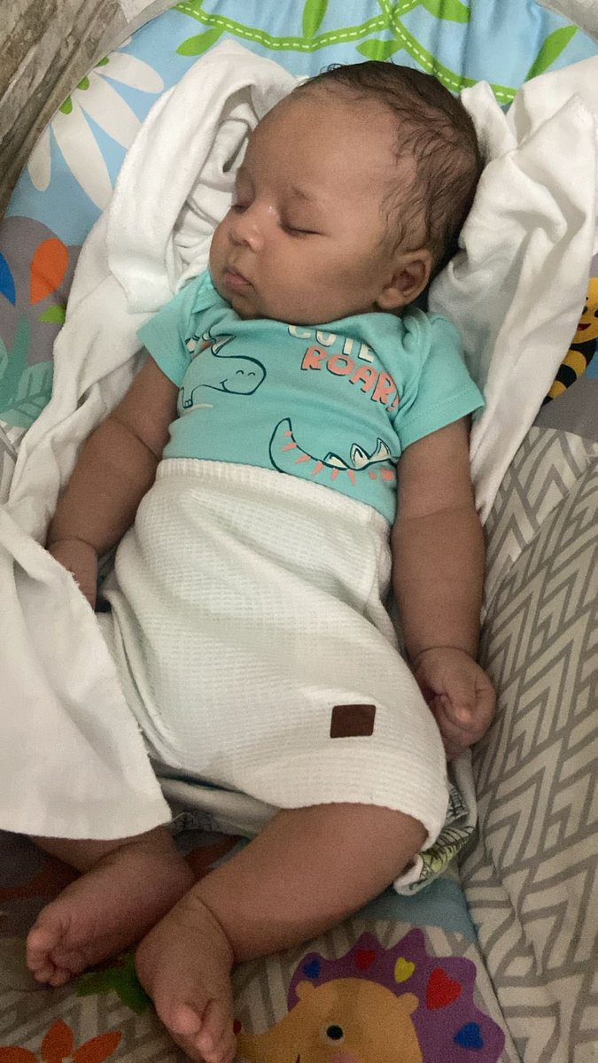 eaialbert's tweet image. “Primeira roupinha que o dindo me deu” 🥹❤️