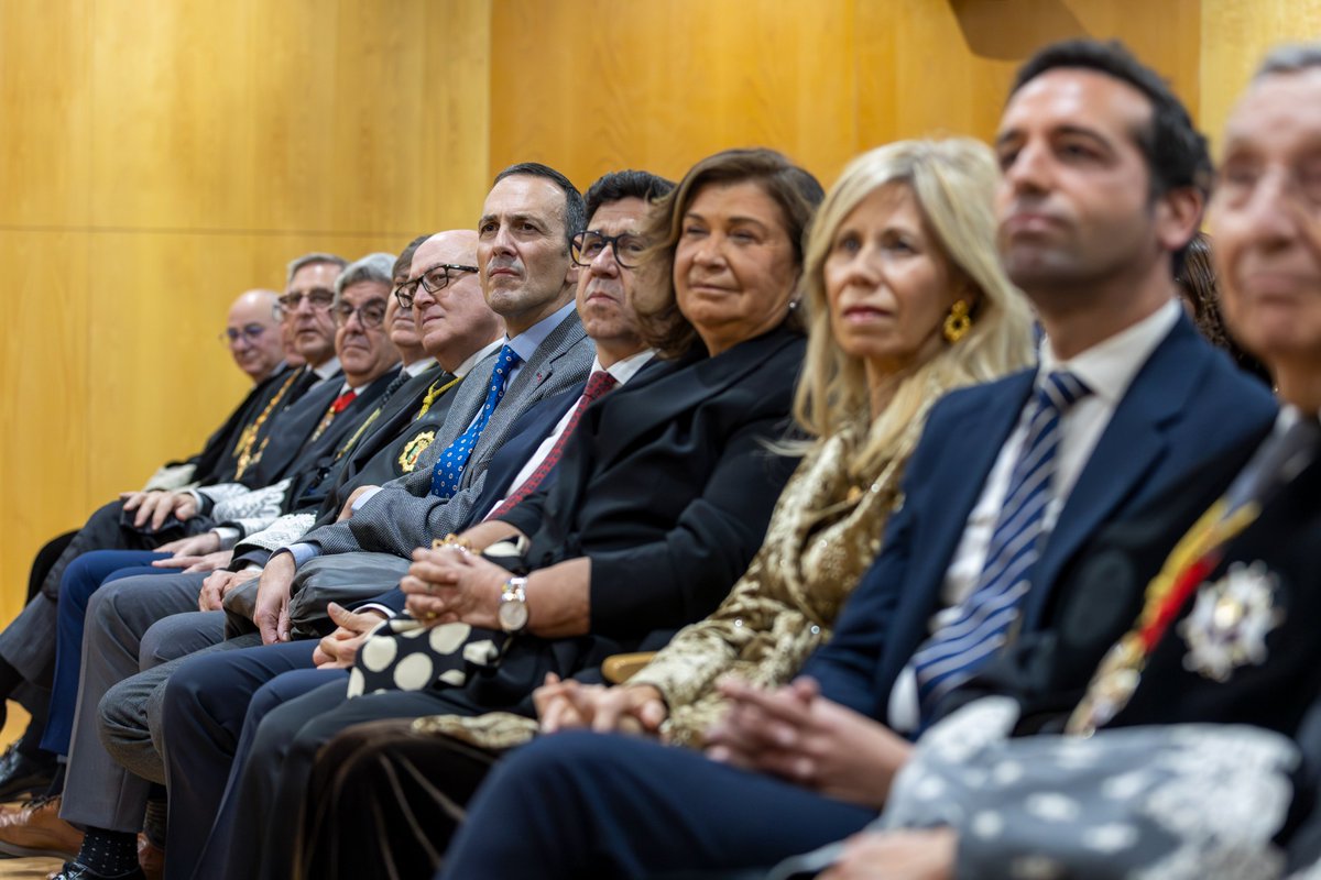 🏅Nuestra enhorabuena y reconocimiento a Fernando Vergel Araújo por recibir la distinción de la Cruz al Mérito de la Abogacía española. 

👏Hemos tenido el privilegio de ser testigos de este entrañable acto en el <a href="/icahuelva/">IcaHuelva</a>, donde se ha reconocido su gran trayectoria profesional.